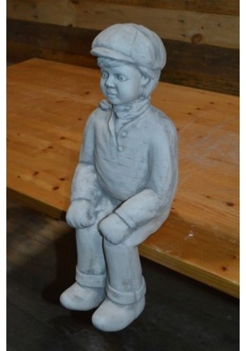 Betonnen beeld zittende boer 