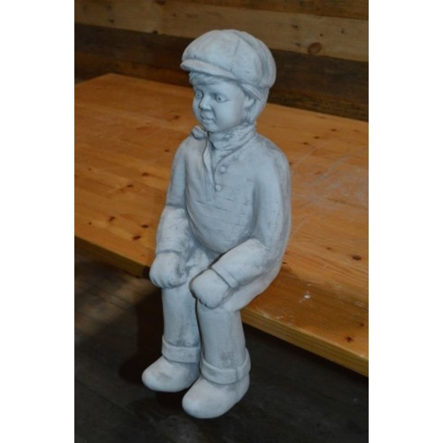 Betonnen beeld zittende boer voor rand of boerenkar-1