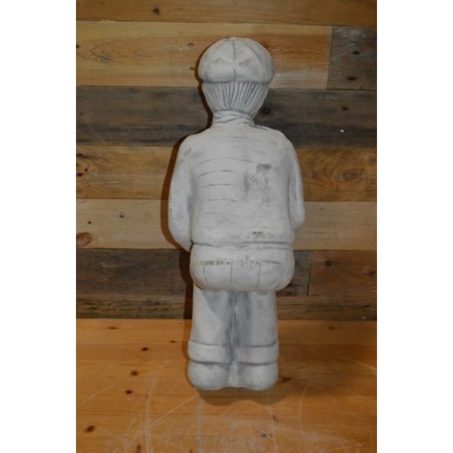 Betonnen beeld zittende boer voor rand of boerenkar-4