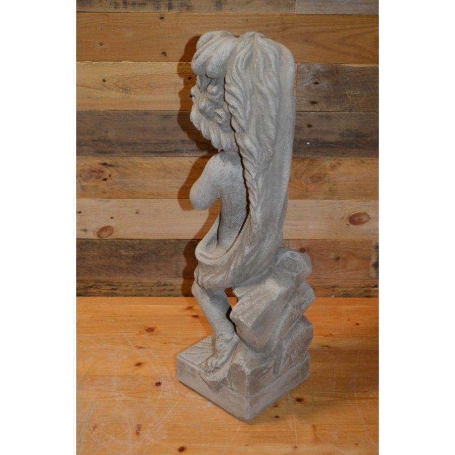 Betonnen tuinbeeld van jonge man – symbool voor het jaargetijde Winter-3