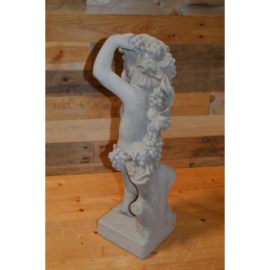 Betonnen beeld van jonge man die het jaargetijde herfst uitbeeldt – tuinbeeld uit serie seizoenen-4