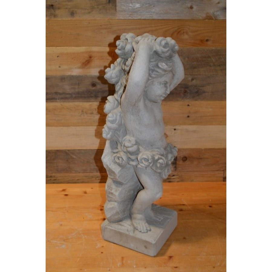 Betonnen beeld van jonge man die het jaargetijde lente uitbeeldt – tuinbeeld uit serie seizoenen-2