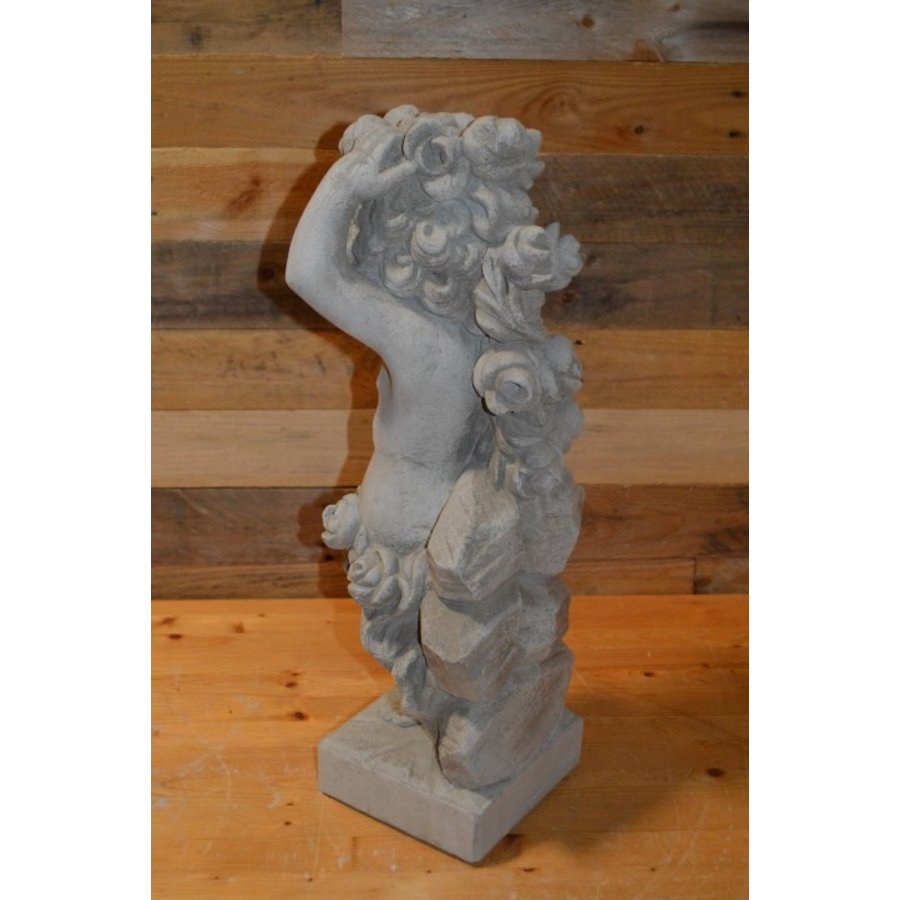 Betonnen beeld van jonge man die het jaargetijde lente uitbeeldt – tuinbeeld uit serie seizoenen-4