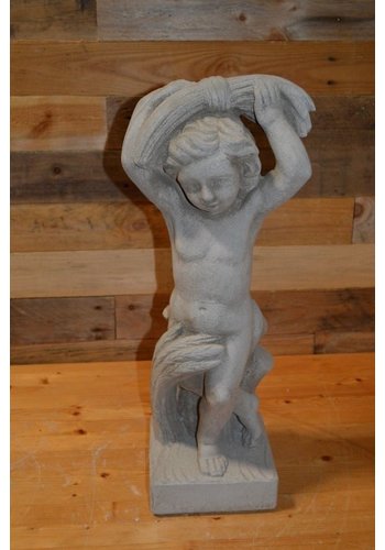 Betonnen beeld jonge man zomer 