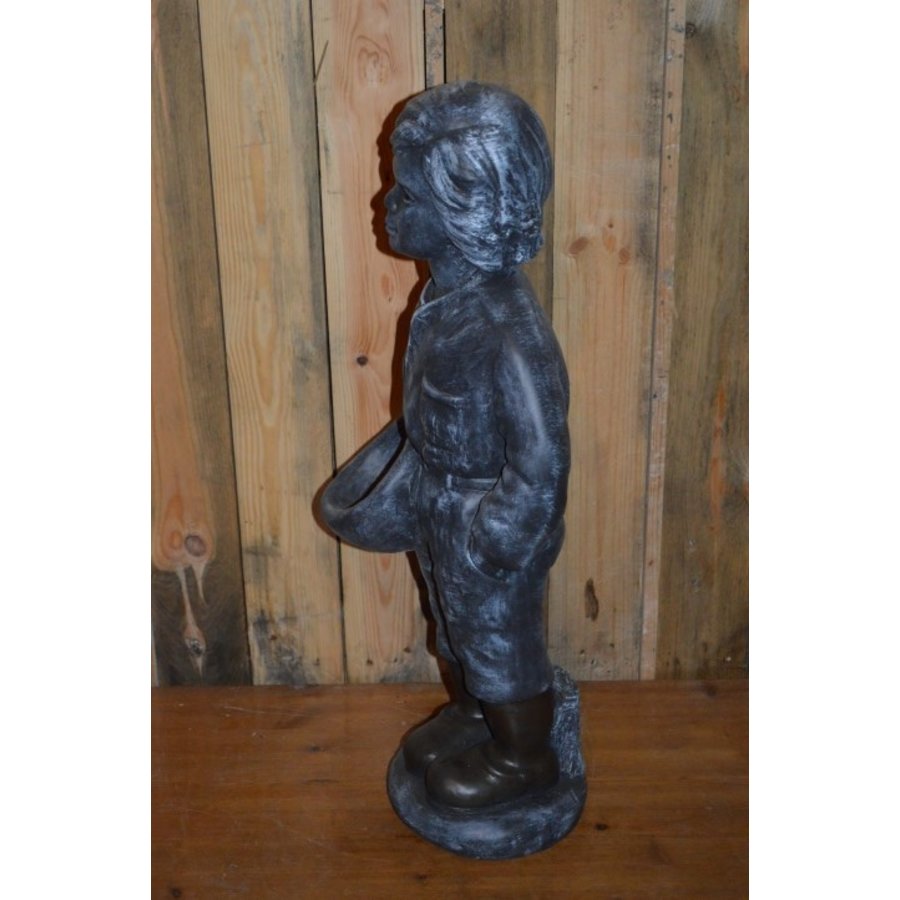 Decoratief beeld van jongen met schaal – ideaal voor een hangplantje-2