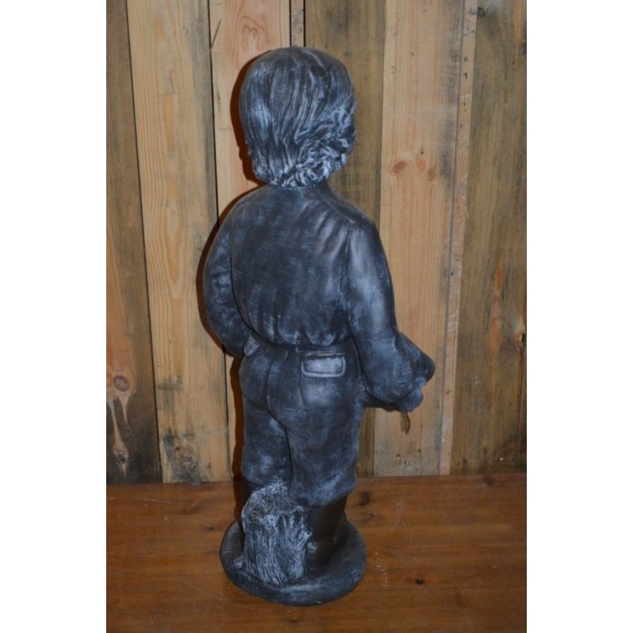 Jongetje met schaal decoratief beeld voor plantje-3