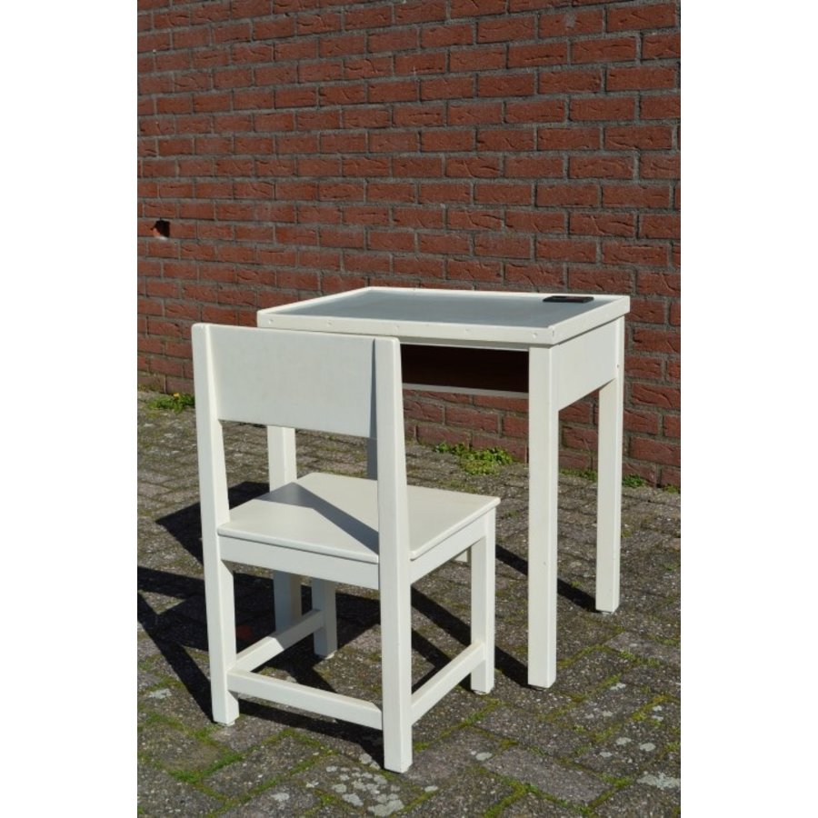 Ouderwets tafeltje met stoeltje van hout erg brocante-2