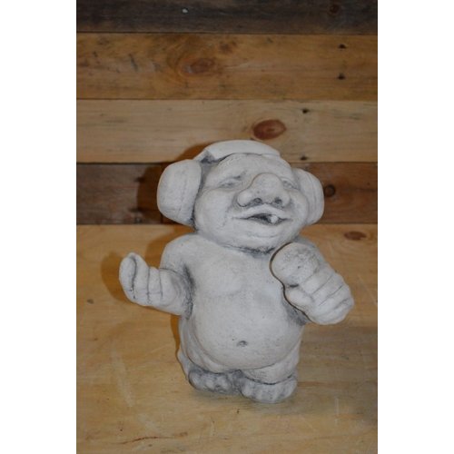 Betonnen beeld diskjockey trol 