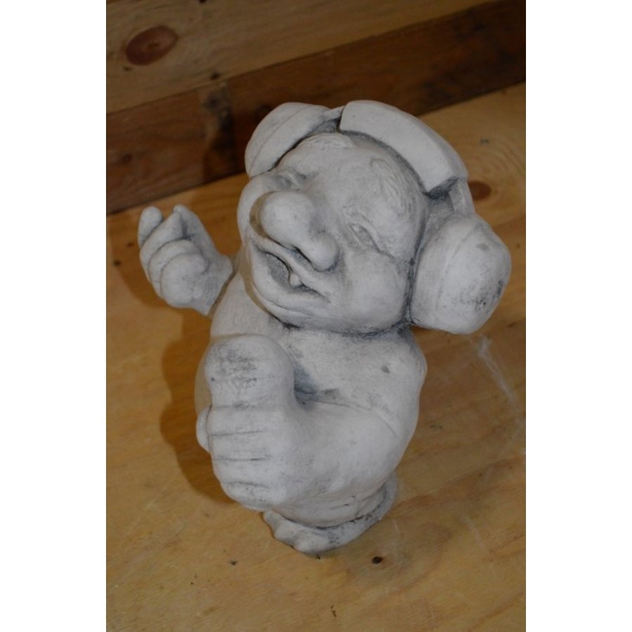 Diskjockey trol van beton met koptelefoon-5