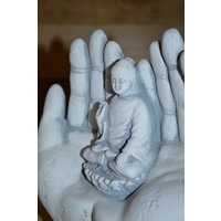 thumb-Shiva beeldje in twee handen als meditatief symbool-2