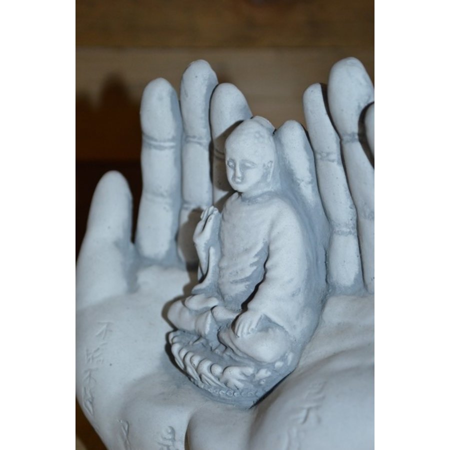 Shiva in beschermende handen van beton-2