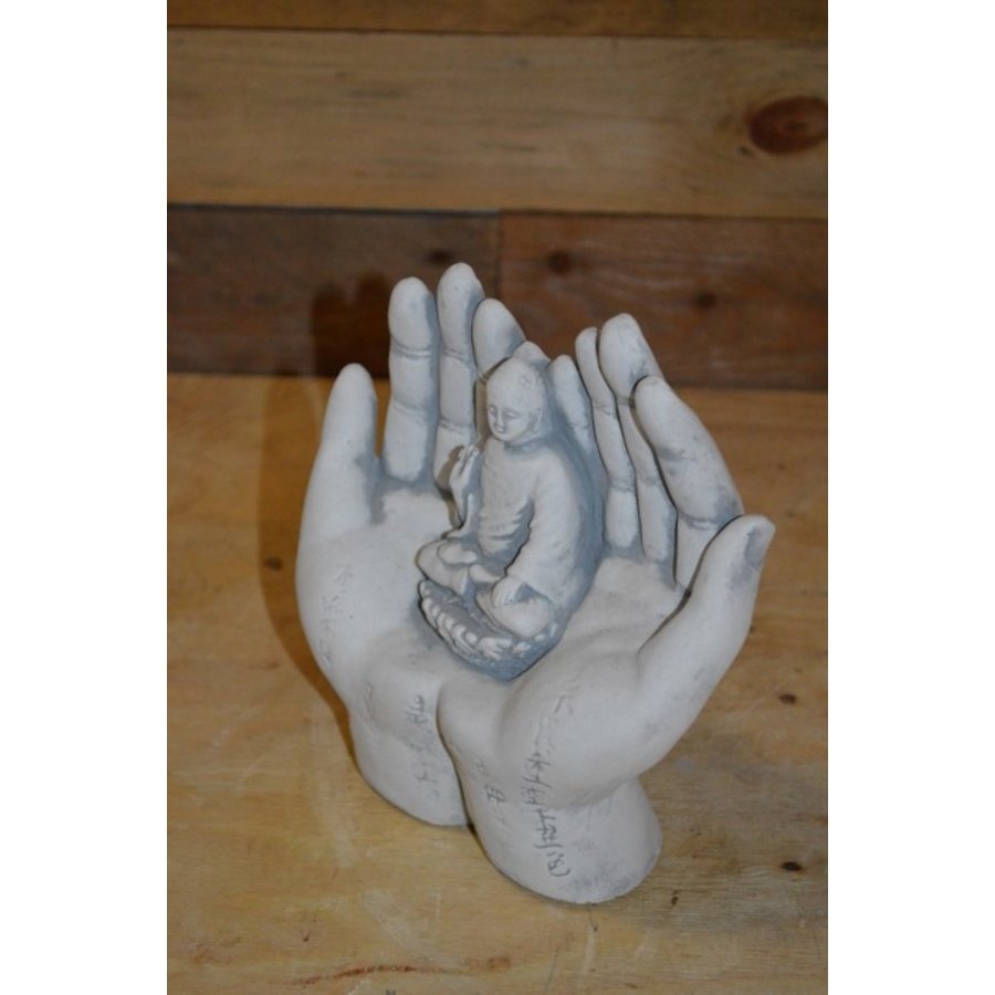 Shiva beeldje in twee handen als meditatief symbool-3