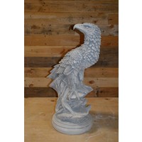 thumb-Adelaar achterom kijkend op boomstronk van beton-2