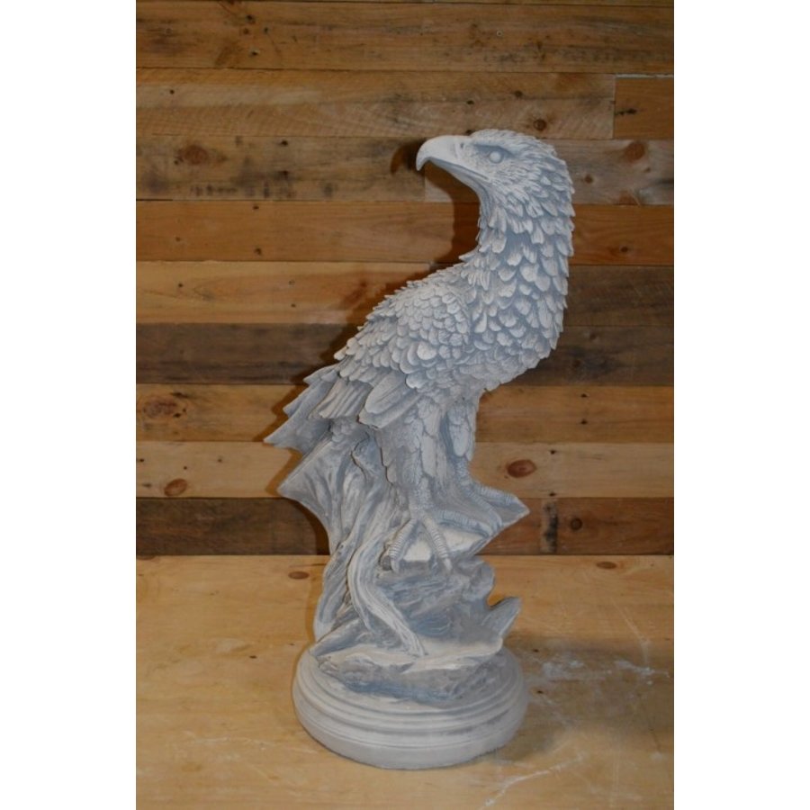 Adelaar achterom kijkend op boomstronk van beton-2