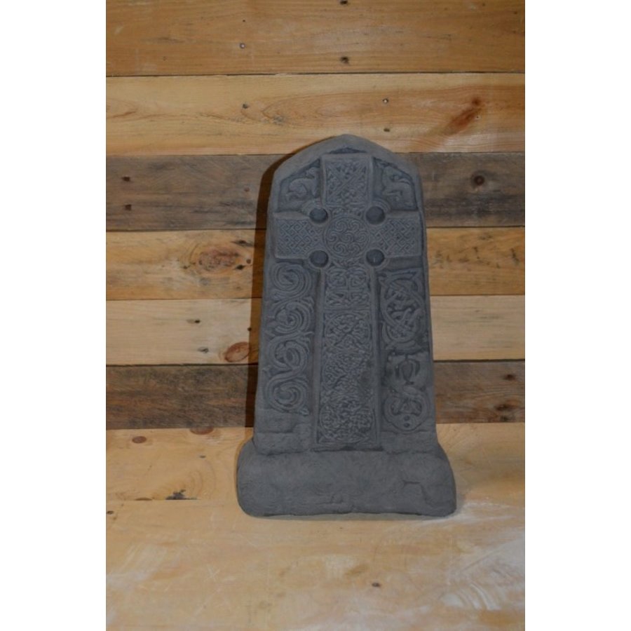Keltisch kruis van beton als ornament of gedenksteen voor in de tuin-2