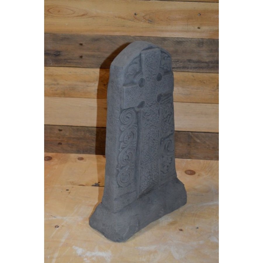 Keltisch kruis van beton als ornament of gedenksteen voor in de tuin-4