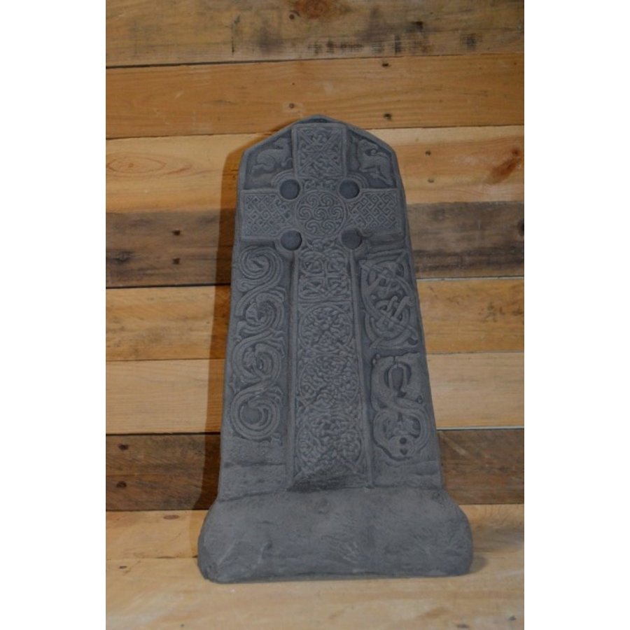 Keltisch kruis van beton als ornament of gedenksteen voor in de tuin-5