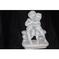 thumb-Knuffelend jongetje en meisje op bankje als betonnen tuinbeeld-1