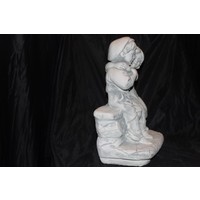 thumb-Knuffelend jongetje en meisje op bankje als betonnen tuinbeeld-2