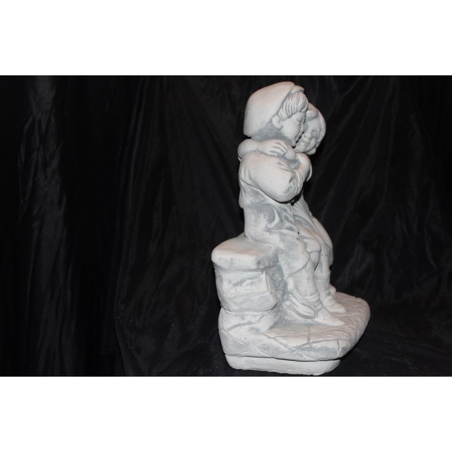 Knuffelend jongetje en meisje op bankje als betonnen tuinbeeld-2