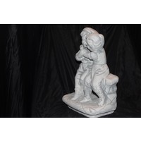 thumb-Knuffelend jongetje en meisje op bankje als betonnen tuinbeeld-3