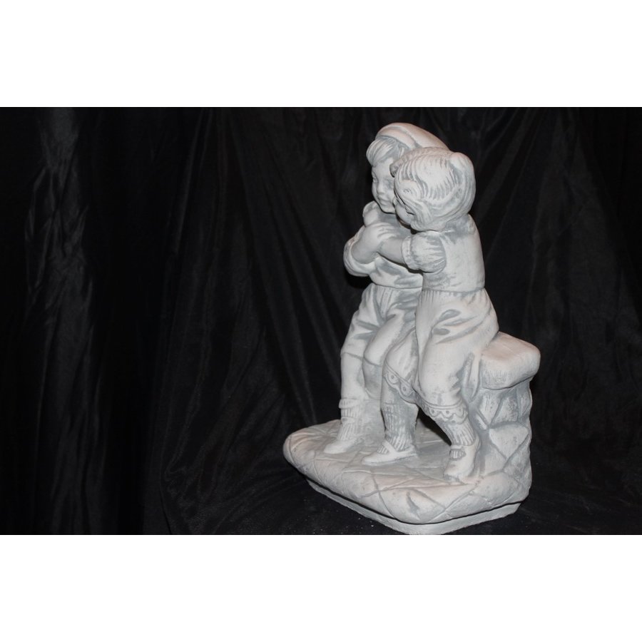 Knuffelend jongetje en meisje op bankje als betonnen tuinbeeld-3