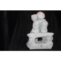 thumb-Knuffelend jongetje en meisje op bankje als betonnen tuinbeeld-4