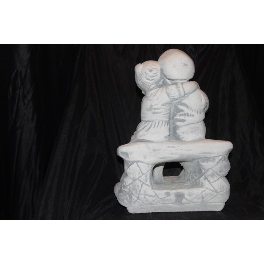 Knuffelend jongetje en meisje op bankje als betonnen tuinbeeld-4