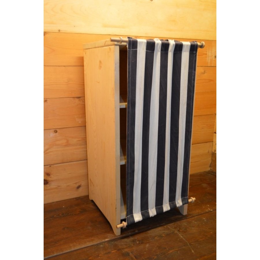 Klein schappen kastje van vurenhout met gordijntje-2