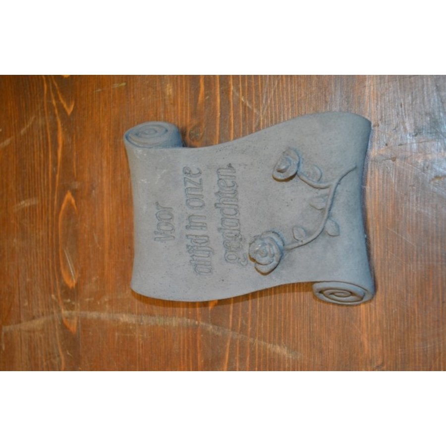 Betonnen herdenkingsbordje in boekrolvorm met tekst “Voor altijd in onze gedachten”-4