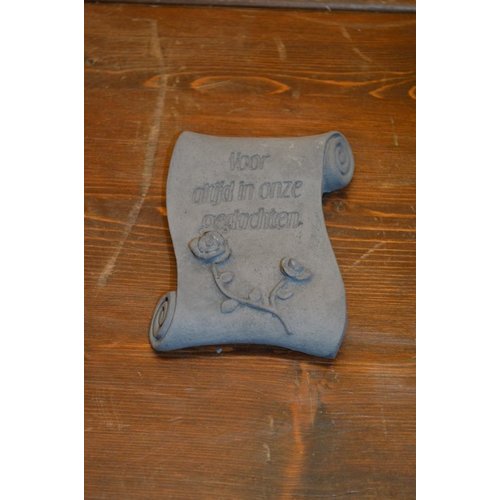 Betonnen herdenkingsbordje boekrol 