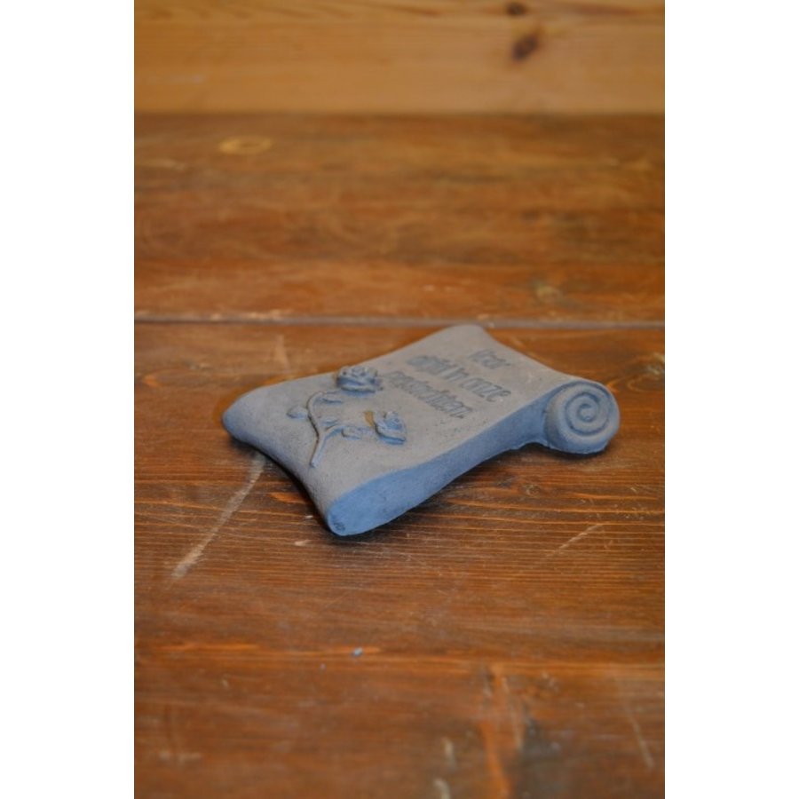 Betonnen herdenkingsbordje in boekrolvorm met tekst “Voor altijd in onze gedachten”-3