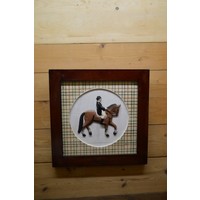 thumb-Set van twee tegelschilderijtjes “Kokkina du Mossel” met man en vrouw te paard-4