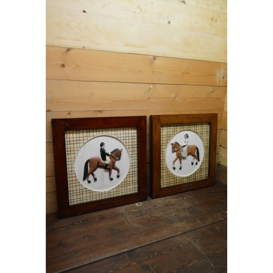 Set van twee tegelschilderijtjes “Kokkina du Mossel” met man en vrouw te paard-6