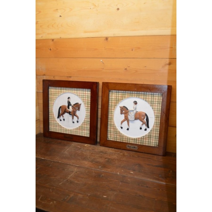 Set van twee tegelschilderijtjes “Kokkina du Mossel” met man en vrouw te paard-1