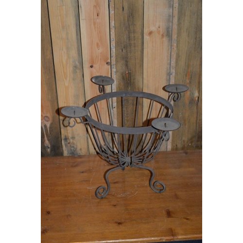 IJzeren mandje met kandelaars 