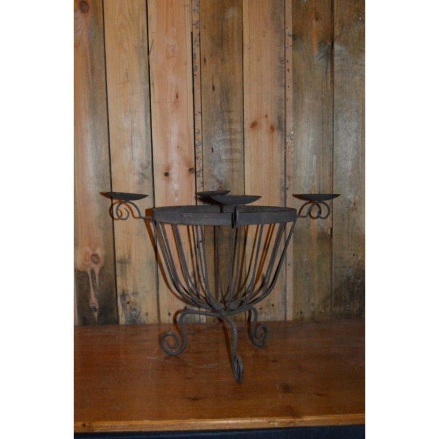 IJzeren mandje op pootjes met vier kandelaars-2