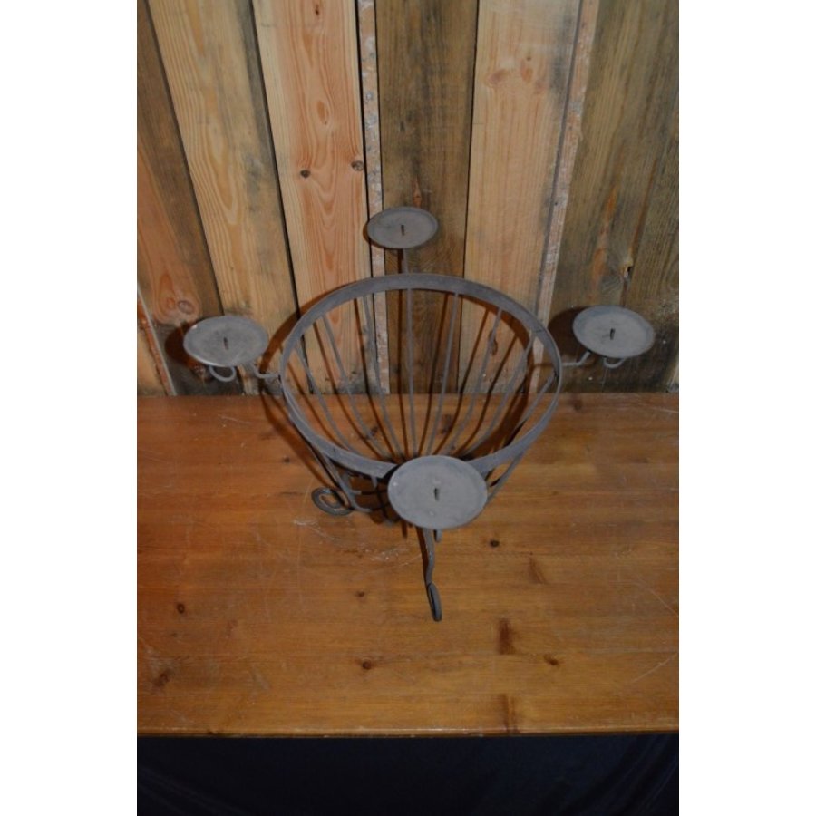 Decoratief ijzeren mandje met vier kandelaars-3