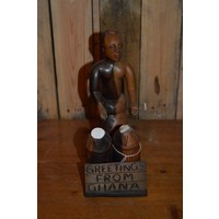 thumb-Afrikaans houten beeldje van trommelaar uit Ghana-2