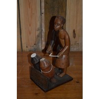 thumb-Afrikaans houten beeldje van trommelaar uit Ghana-1