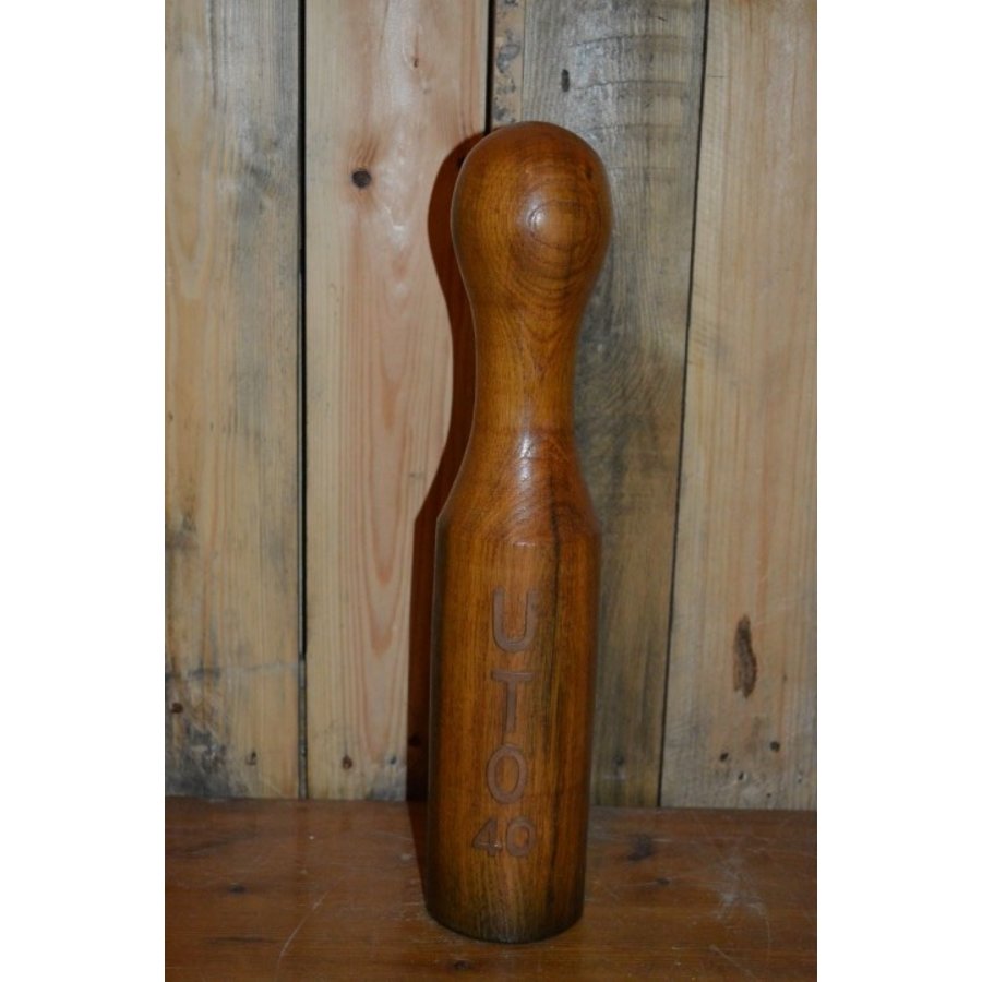 Massief eikenhouten kegel met koperen letters UTO 40-1