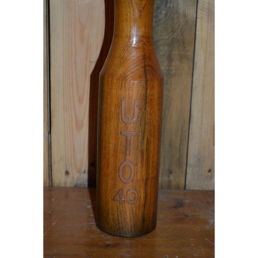 Massief eikenhouten kegel met koperen letters UTO 40-2