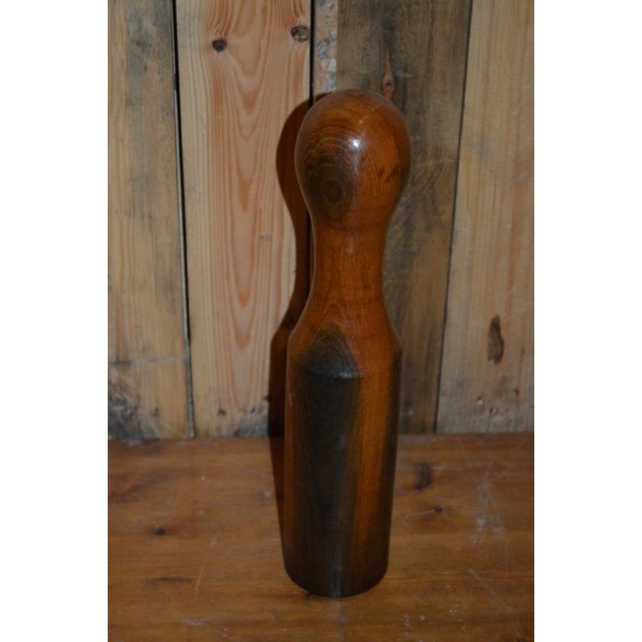 Massief eikenhouten kegel met koperen letters UTO 40-3
