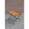 LoodsVol, Tweedehands Vintage pitrieten dienbladtafel met smeedijzeren onderstel