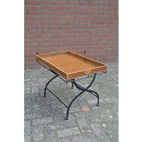 thumb-Vintage pitrieten dienbladtafel met smeedijzeren onderstel-1