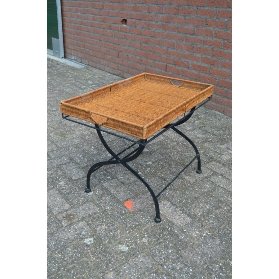 Vintage pitrieten dienbladtafel met smeedijzeren onderstel-2