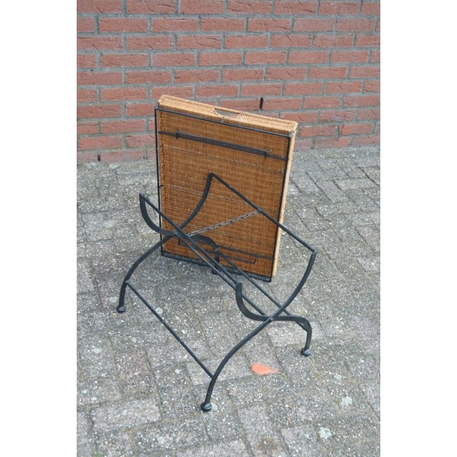 Vintage pitrieten dienbladtafel met smeedijzeren onderstel-4