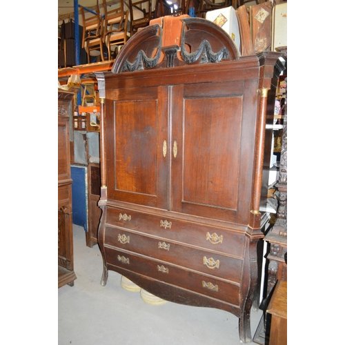 Antiek kabinet met kuif en klauwpoten 