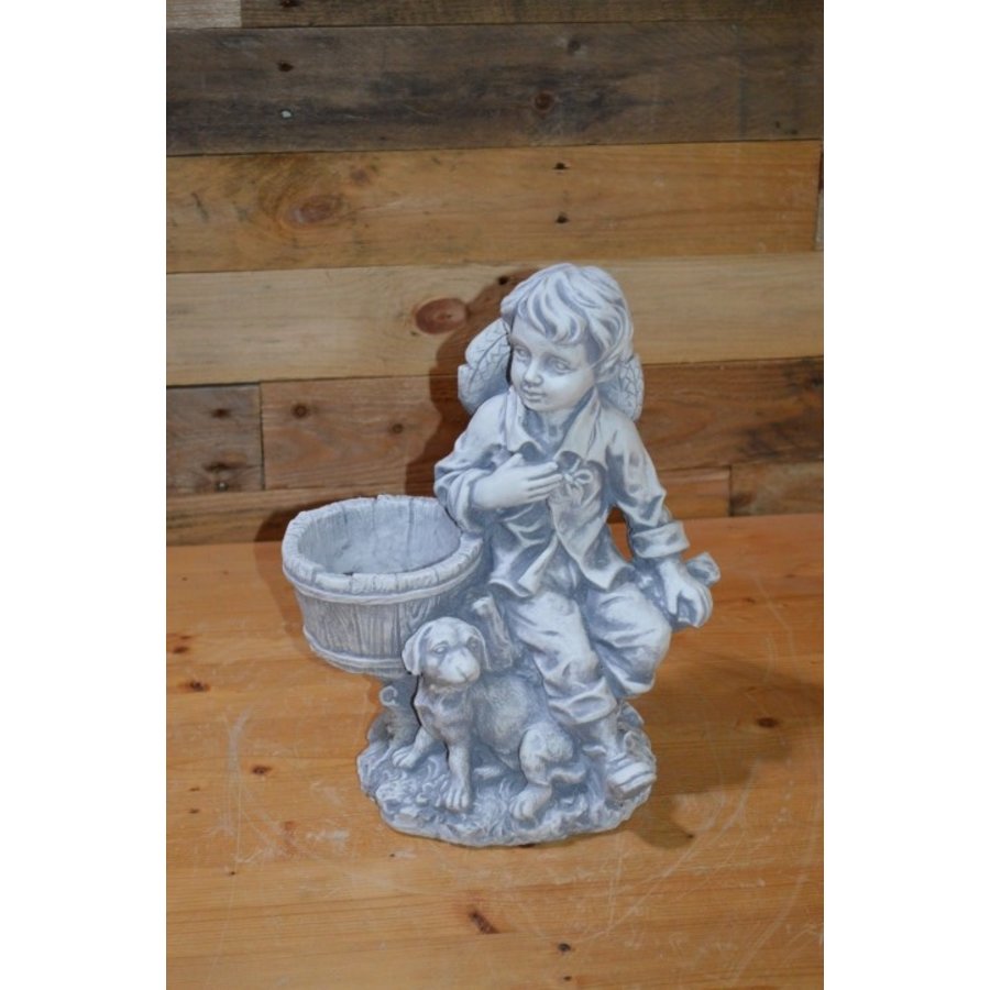 Betonnen beeld jongetje met hond en ton als plantenbak-1