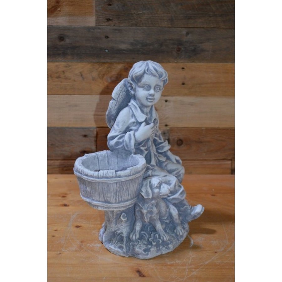 Betonnen plantenbakje met jongetje leunend tegen ton en hondje-2